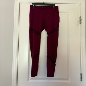 Old Navy Women’s Burgundy Mid-Rise Mesh-Panel Elevate Compression Leggings